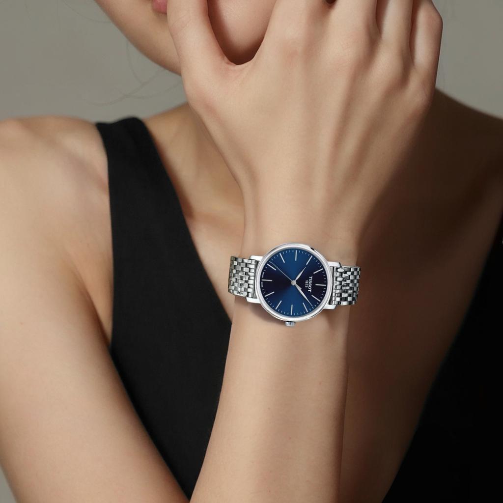 Tissot Классическая коллекция Кварцевый механизм Водонепроницаемость 50 метров Женские часы 34 мм Синий циферблат T143.210.11.041.00