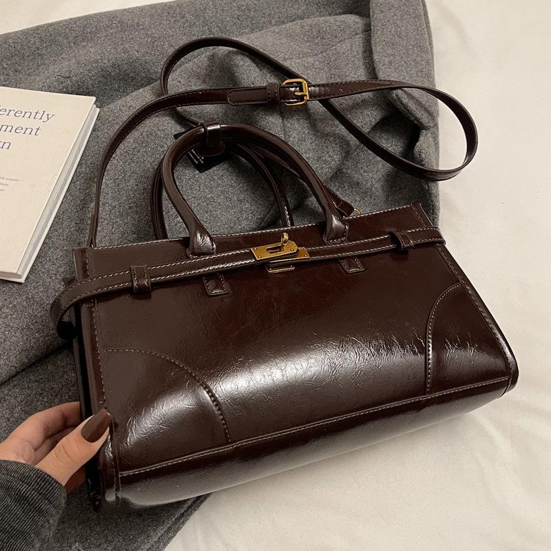 Сумка большой вместимости женская осенне-зимняя универсальная 2025 новая простая на плечо, через плечо, портативная для поездок, сумка-тоут для мамы и ребенка