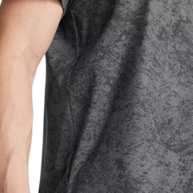 Under Armour Футболка Launch Elite Laser Cut Design с круглым вырезом и коротким рукавом для мужчин, цвет Rhino-Gray 1382615-025