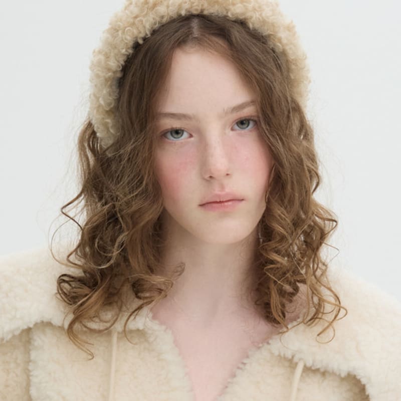 Коричневая шляпа с пушистым помпоном