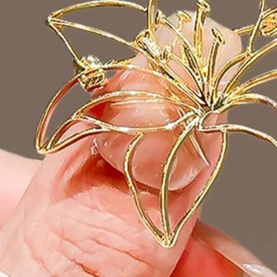 Женская брошь Гладкие края Полый цветочный дизайн Булавка для лацкана Нескользящая застежка Значок для шарфа Аксессуары для одежды и сумок