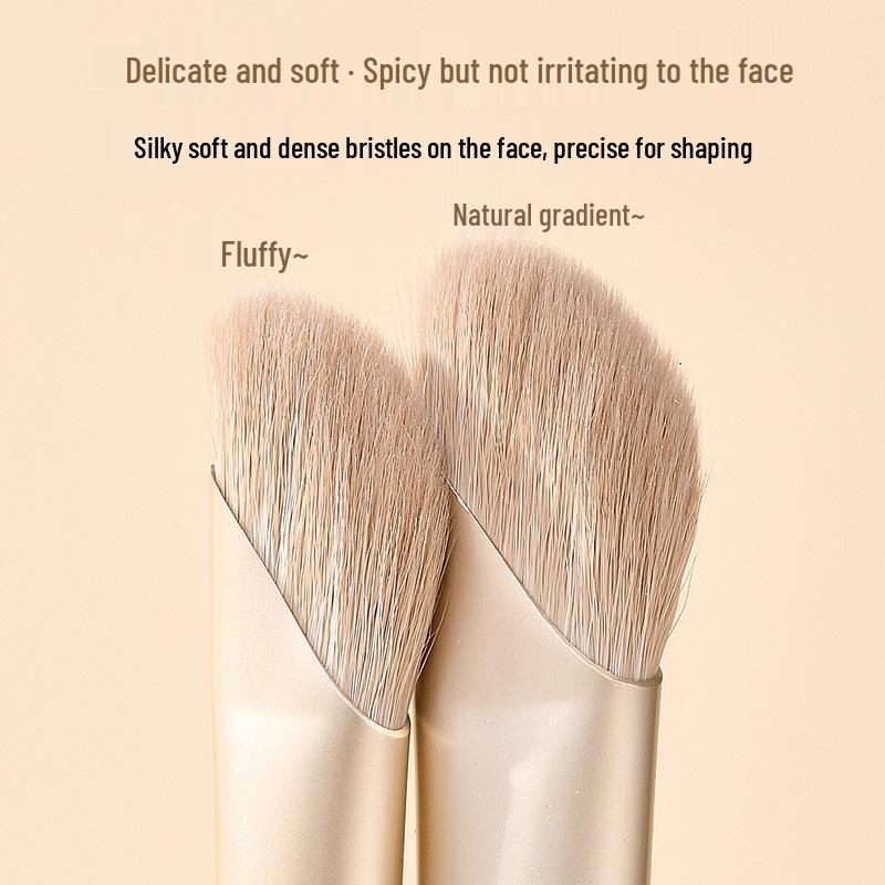 Серповидная кисть для контурирования носа: Наклонная полувеерная головка для выделения, контурирования и растушевки.. Идеальная маленькая кисть для начинающих.