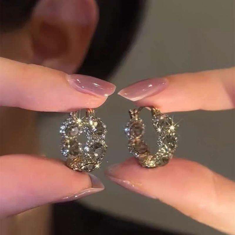 Винтажные роскошные серьги с черными бриллиантами. Универсальные и изысканные серьги с бриллиантами.