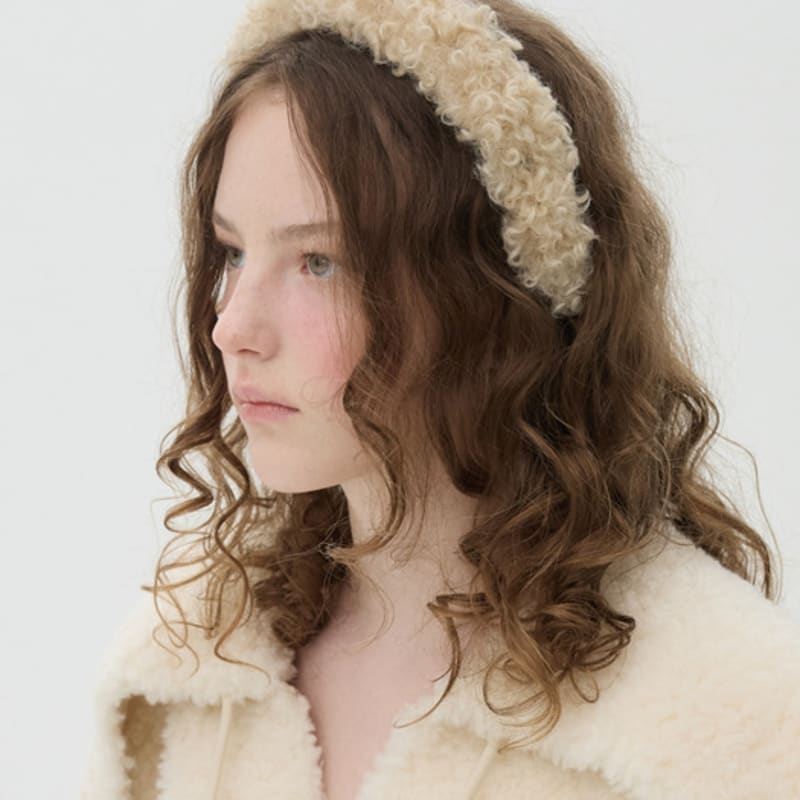 Коричневая шляпа с пушистым помпоном