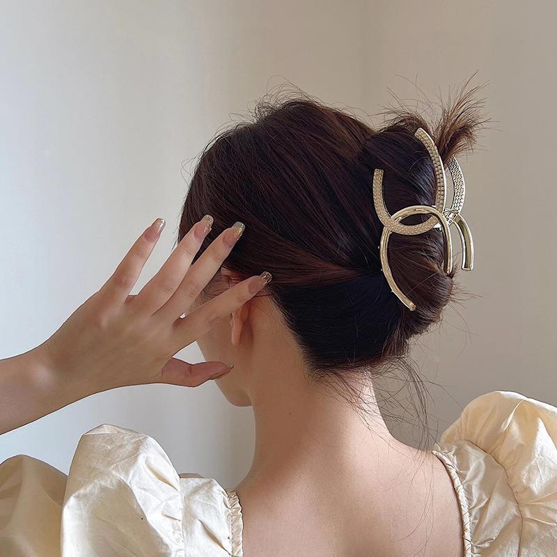 Высококачественная шпилька с жемчугом в форме двойной буквы C: Элегантный гальванизированный зажим в форме акулы для стильного захвата волос