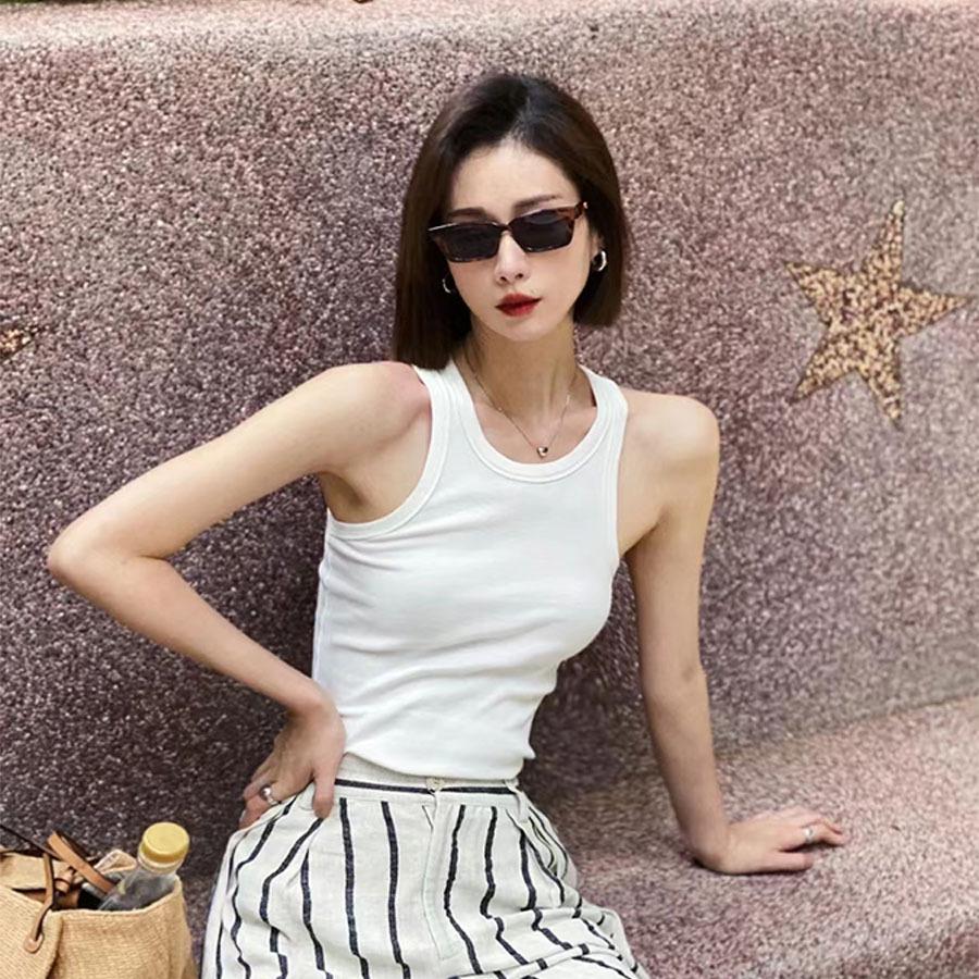 Женская майка для йоги EBB TO STREET удлиненной длины с вырезом-борцовкой и нагрудными вкладышами