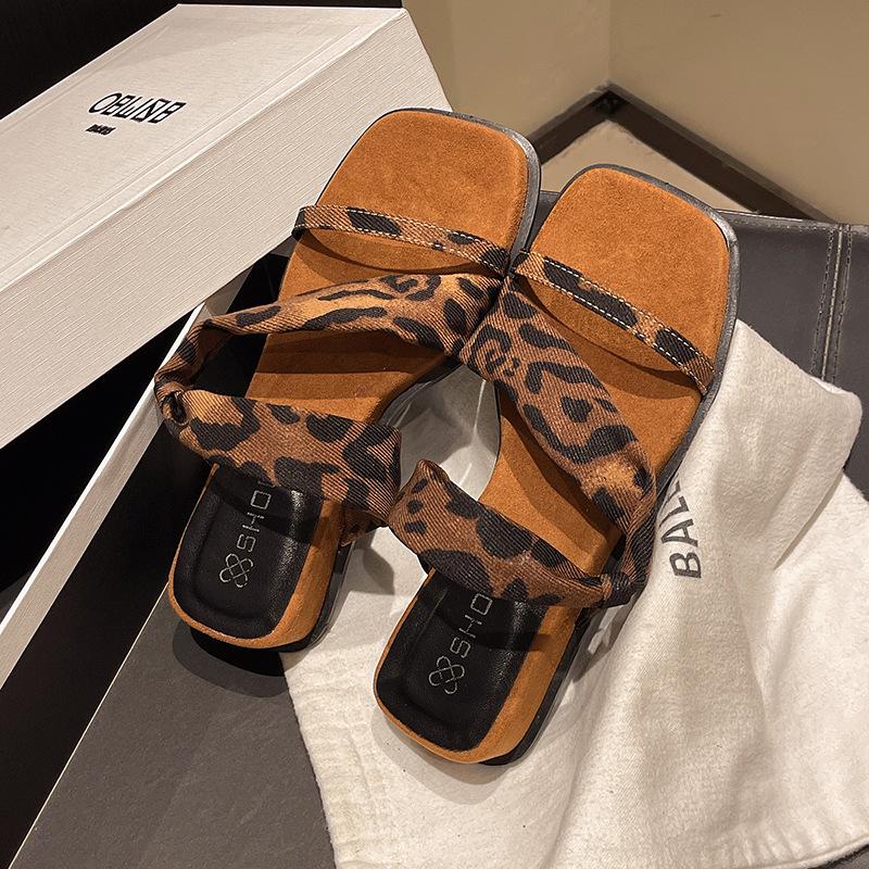 Нишевый дизайн, крутые шлепанцы на танкетке, женская уличная обувь, лето 2025, новая мода, шлепанцы с квадратным носком и открытым носком на толстой подошве