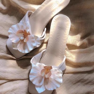 Мода Новый летний стиль шлепанцев на одной линии с уникальным и изысканным цветочным стилем и сказочным тонким каблуком полон очарования