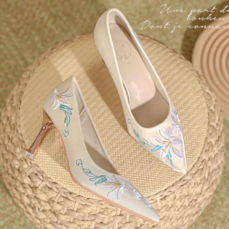 2025 Осень Новые Туфли-лодочки на тонком каблуке Женские Остроносые с мелким вырезом Тканевые Вышитые Слипоны На высоком каблуке