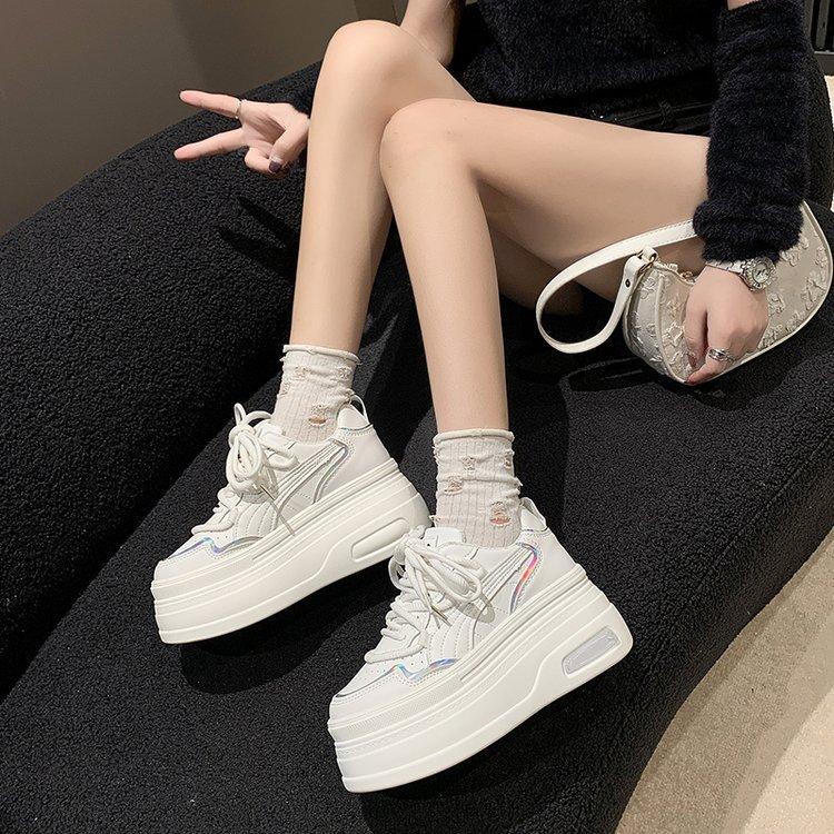 Маленькие белые туфли женские осенние толстые подошвы для пожилых людей с чувством повседневного спорта в высоких туфлях-булочках