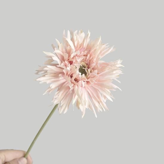 Красивые искусственные цветы, изысканная эстетика, без полива