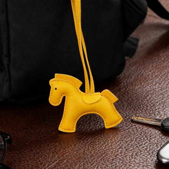 Украшение для автомобиля Шарм в виде лошади из искусственной кожи Маленький изящный брелок Аксессуары для интерьера автомобиля, кошелька, рюкзака