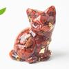 Фигурка кота из натурального хрустального гравия и смолы, сидящего, поворачивающего мордочку, с золотой фольгой. Милый декор для рабочего стола дома и в офисе.