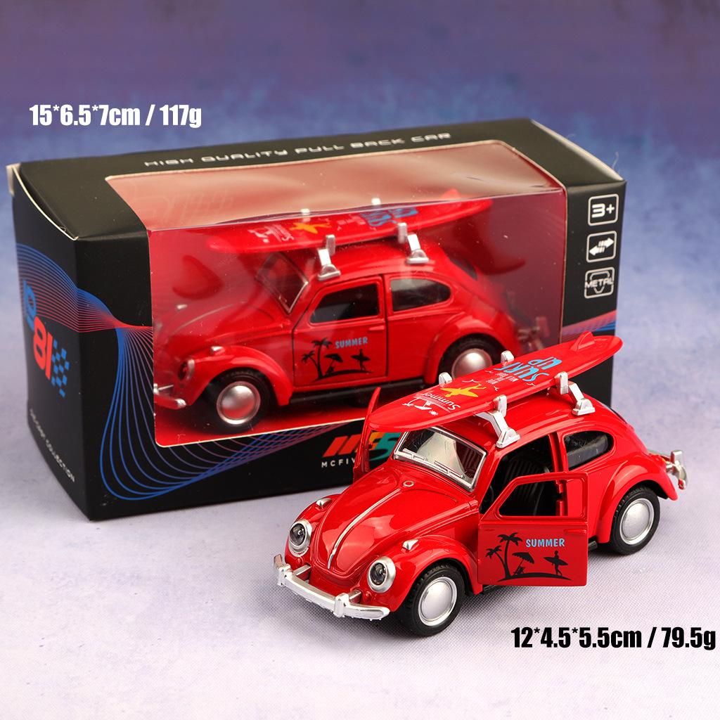 1:36 Красный литой автомобиль Volkswagen Beetle с доской для серфинга, Металлическая модель с механизмом оттягивания и открывающимися дверями, Ретро-игрушка для летнего пляжа для детей