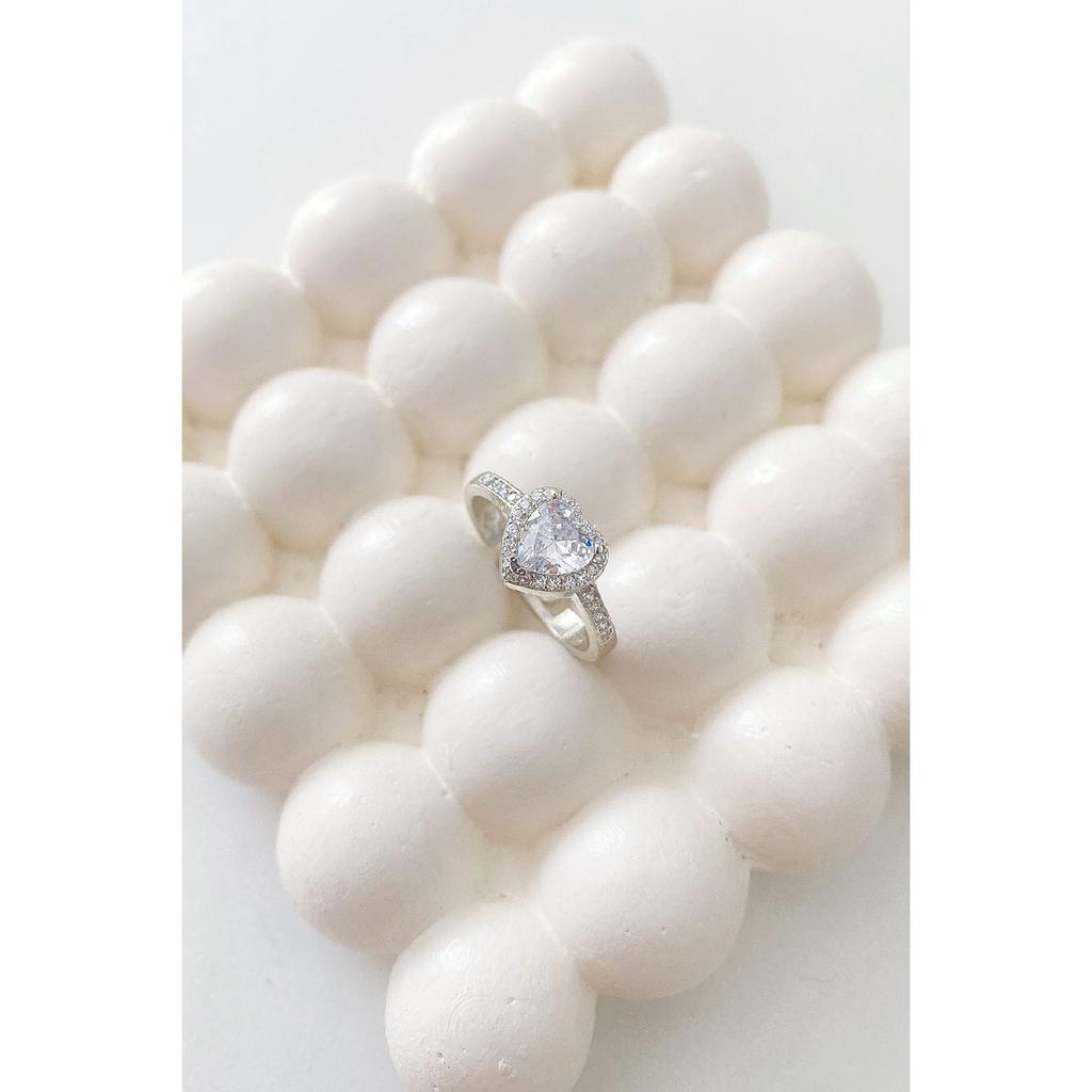 Регулируемое стальное кольцо с цирконовым камнем в форме сердца