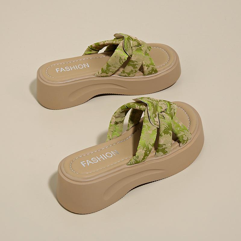 Женские летние шлепанцы на платформе-юбке, новинка 2025 года, крутые шлепанцы-маффины, пляжная обувь на мягкой подошве