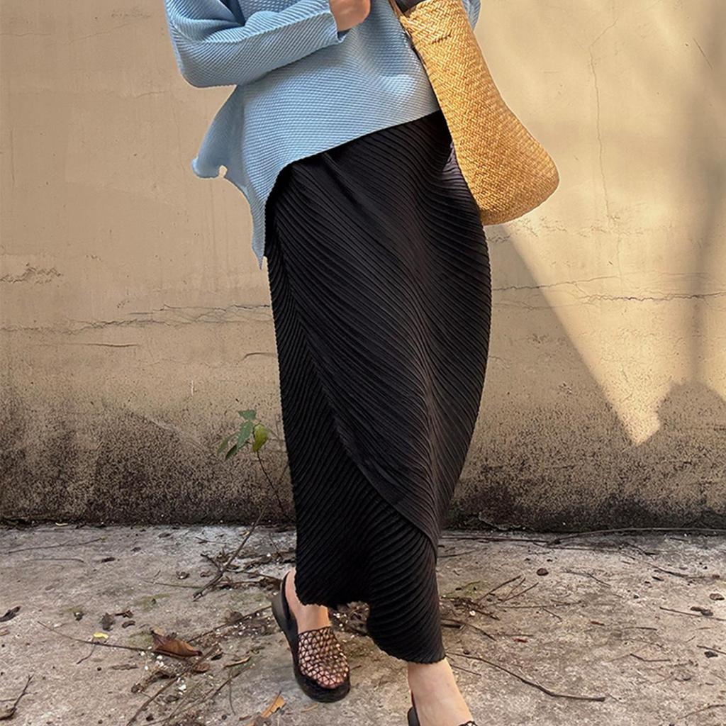 Женская черная плиссированная юбка средней длины с асимметричным разрезом от Мияке