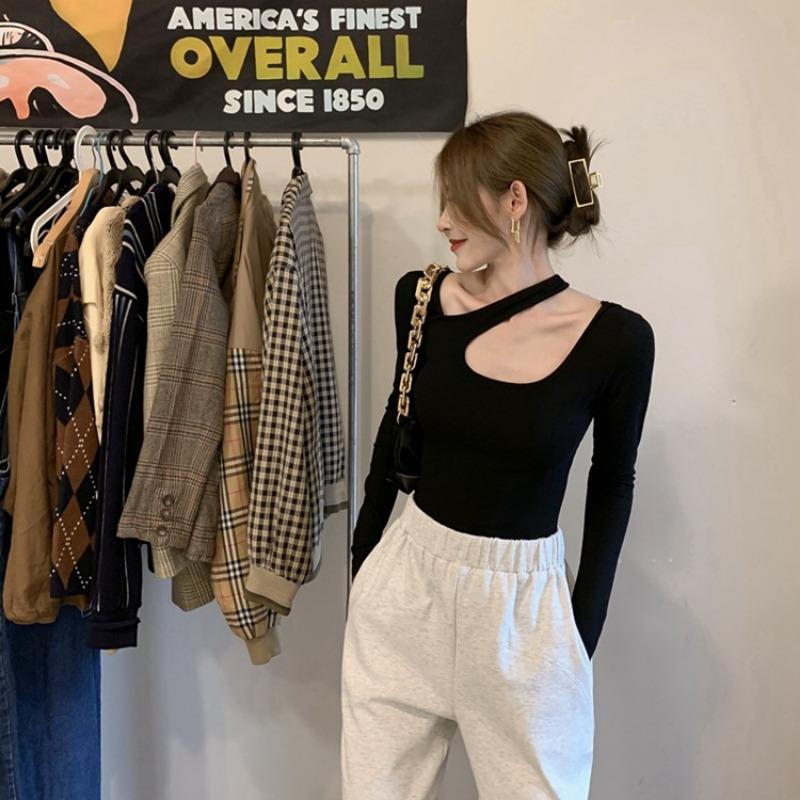 Топ-футболка с длинным рукавом, облегающего кроя, с подвеской на шею