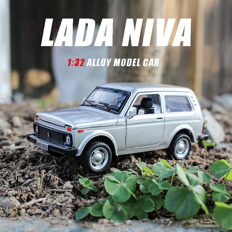 Diecast 1:32 LADA NIVA Jeep Alloy Retro Car Model Car Central Control Ornaments Sound and Light Toy Christmas Gifts for Children