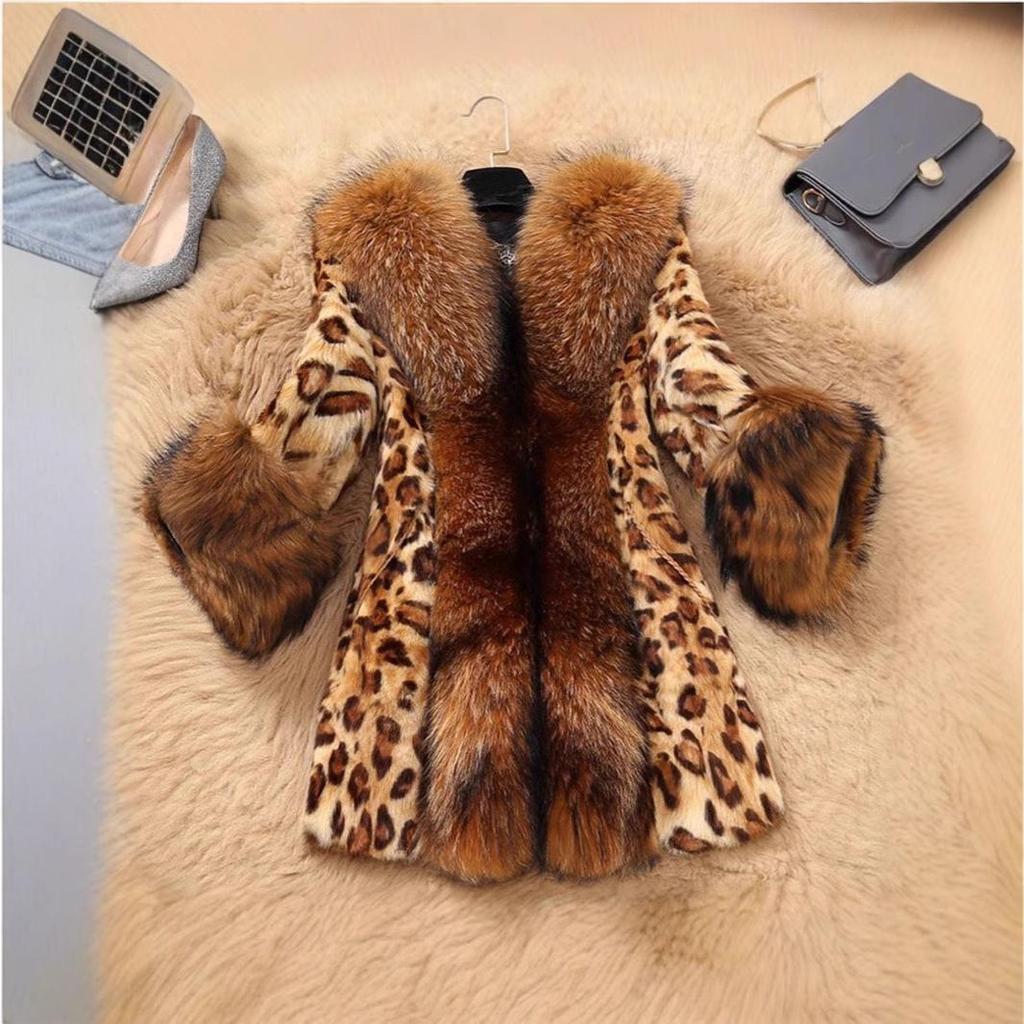 Женское полупальто из искусственного меха с леопардовым принтом средней длины и воротником из енота