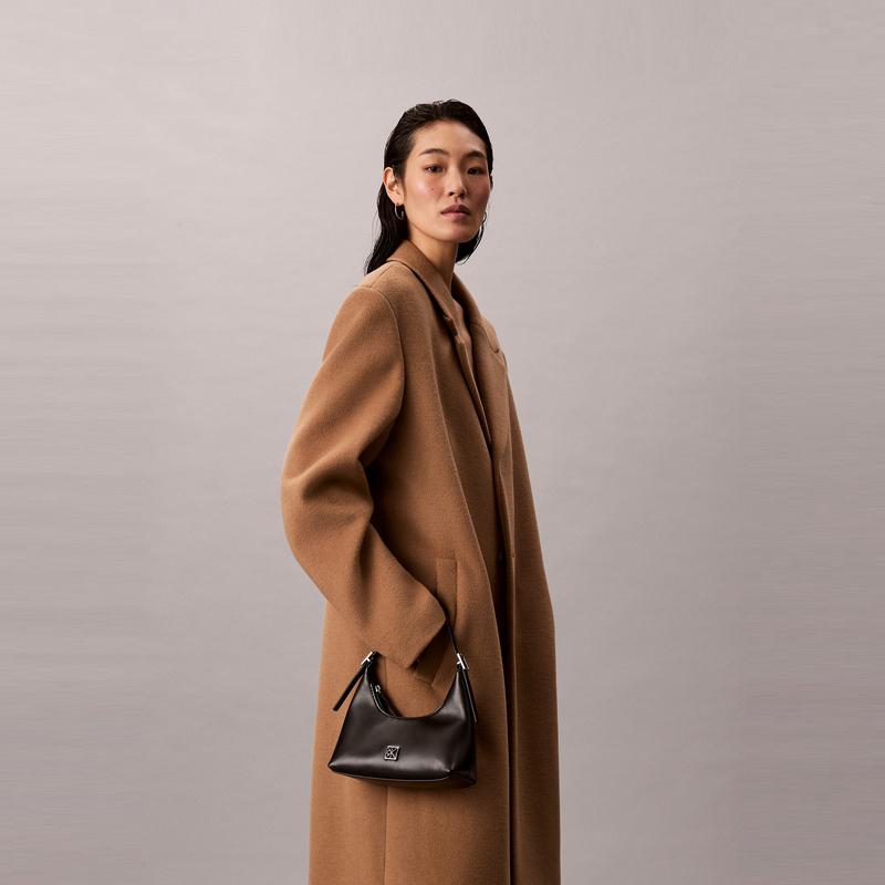 Calvin Klein Кожаная сумка на плечо с металлическим монограммой, средняя, женская, цвет Космический черный 4F3263G-UB1