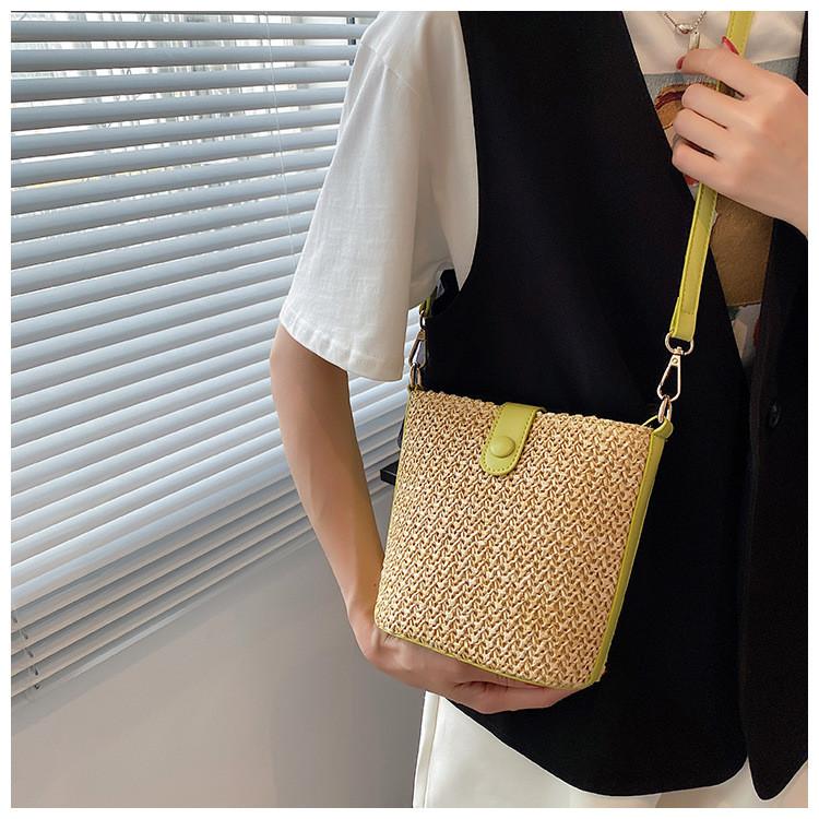 Minimally Contrasting Color Design Women Casual Grass Woven Bag For Women With Seam Details And Daily Use