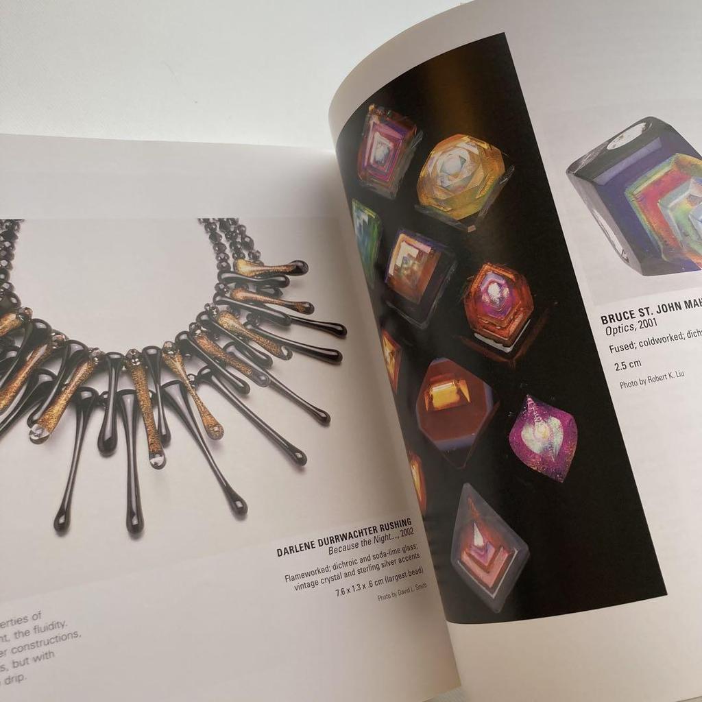 [ИСПОЛЬЗОВАННЫЕ] Иностранные книги: 1000 Стеклянных бусин: Инновации и воображение в современном изготовлении стеклянных бусин