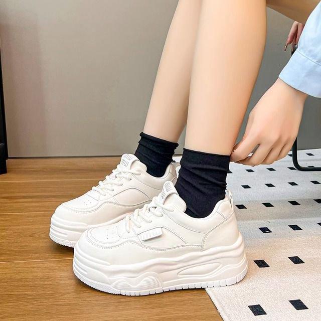 Кожаная поверхность показывает высокие белые туфли женские весна 2025 новые популярные универсальные повседневные легкие спортивные туфли на толстой подошве