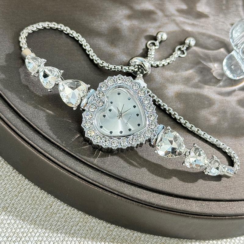 Love Pattern Decorative Bracelet Quartz Watch with Diamond Dial Pull-out Strap Women's Fashion Watch