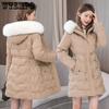 Пуховик с капюшоном для женщин средней длины приталенного силуэта и теплый, на хлопковой подкладке, в корейском стиле, с большим меховым воротником, на хлопковой подкладке