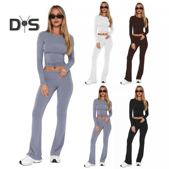 Комплект из 2 предметов: топ и брюки, круглый вырез, однотонный, с длинными рукавами, облегающая футболка, заниженная талия, расклешенные брюки, повседневный спортивный наряд
