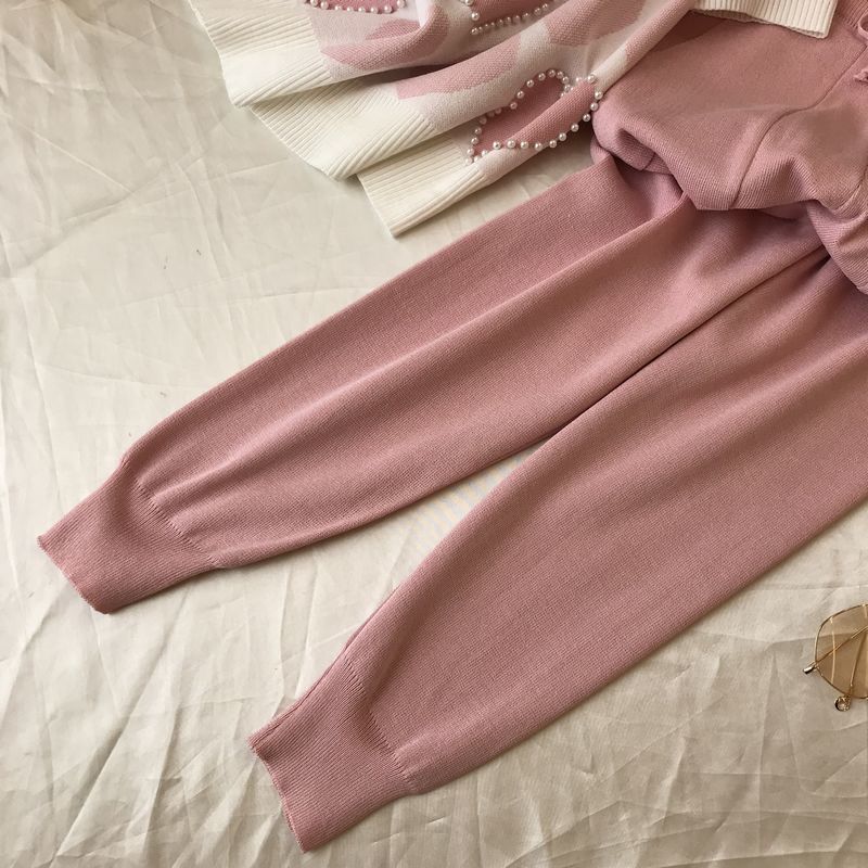 Модный женский трикотажный костюм с принтом сердец : свитер с коротким рукавом и брюки на шнурке в поясе