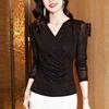 Женская черная футболка с V-образным вырезом и длинными рукавами из сетки - трендовый топ для весны/осени