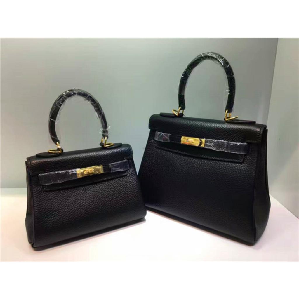 Келли обертывает верхний слой модной сумки-тоут из фактурной коровьей кожи, которую можно носить на плече или через плечо