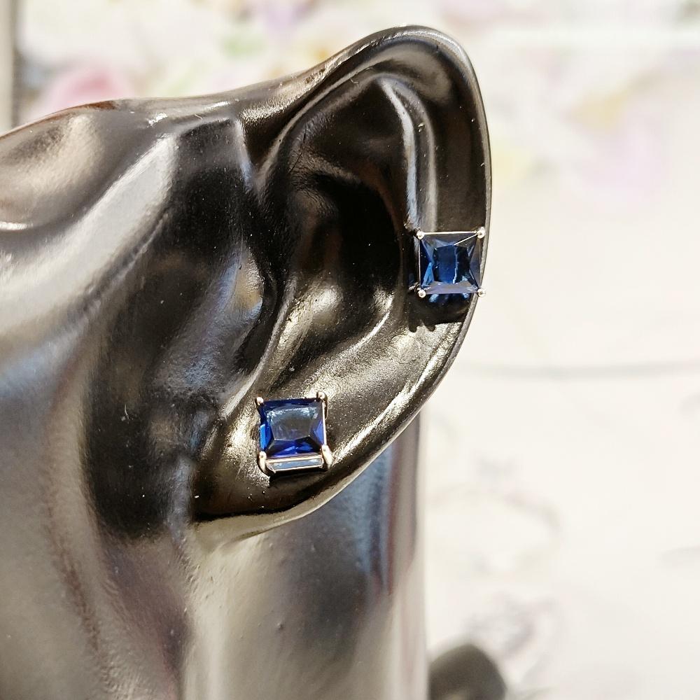 Квадратные серьги-гвоздики из серебра 925 пробы с синим, красным и зеленым цветом и фианитами