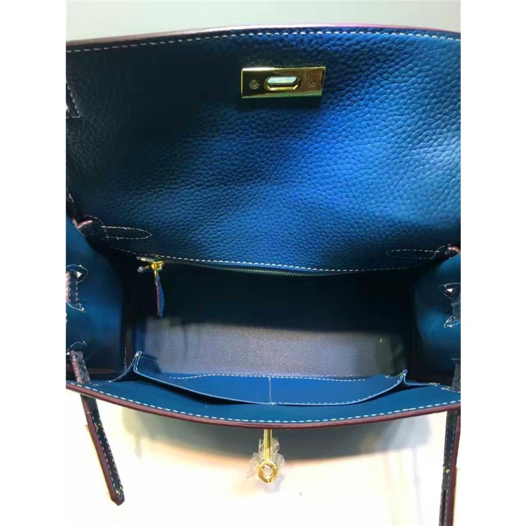 Келли обертывает верхний слой модной сумки-тоут из фактурной коровьей кожи, которую можно носить на плече или через плечо