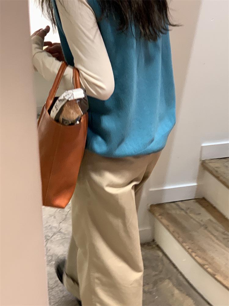 Женский однотонный топ с высоким воротником и длинными рукавами - мягкий, универсальный, базовый на осень