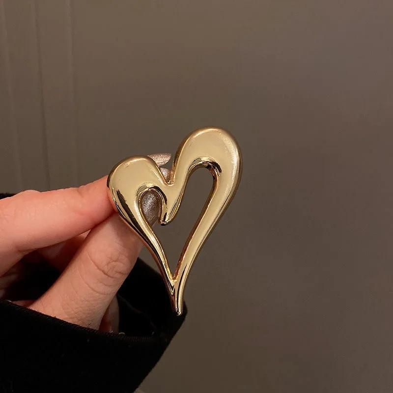 Simple Large Metal Heart Brooches for Women Men Classic Fashion Jewelry Vintage Love Heart Brooch Pins Office Party Gifts