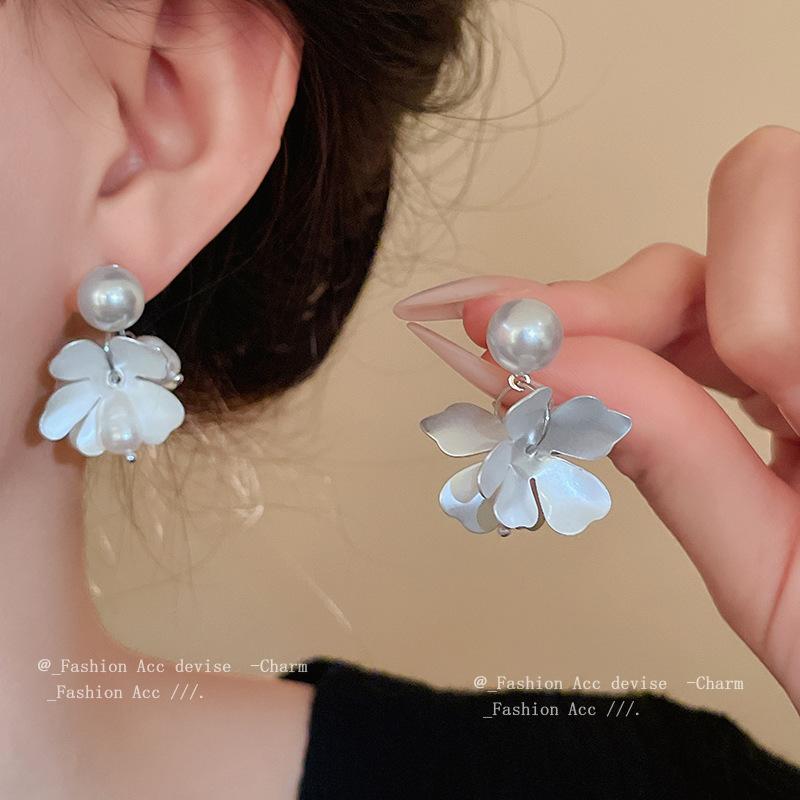Silver Needle Freshwater Pearl Flower Earrings French Retro Simple Temperament Earrings Premium Versatile New Earrings Women