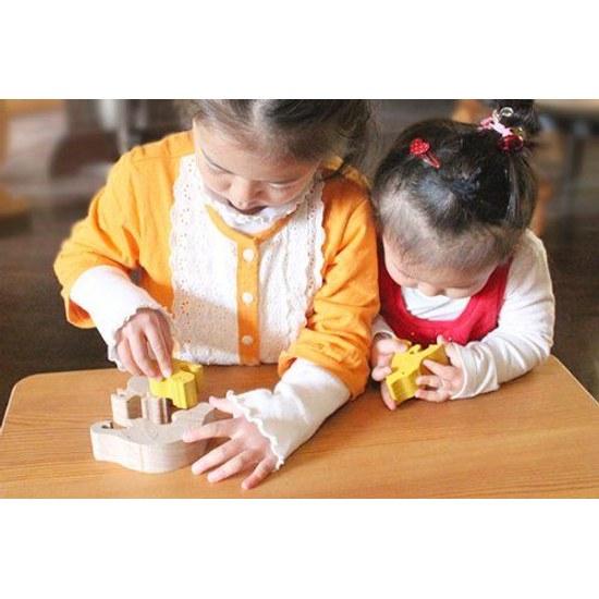Bear Standing Puzzle (Yellow) fosters creativity while playing. Remarkably it has same outline as other Puzzles. Japan Good Toy Award-winning wooden