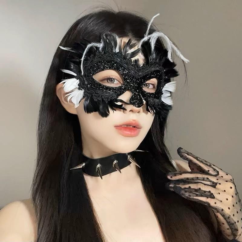 Сексуальная кружевная полумаска с перьями - аксессуар для макияжа на Хэллоуин и маскарада