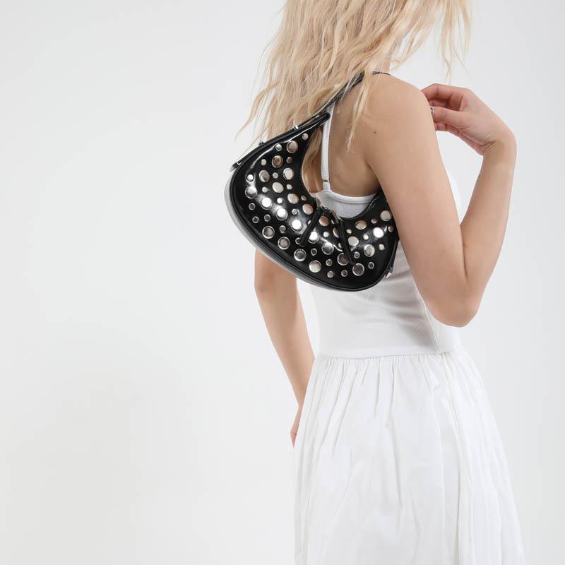 Сумка под мышкой с заклепками Весна Лето 2025 Новая Корейская Версия Модная Нишевая Сумка на Плечо Повседневная Женская Универсальная Сумка-пельмень