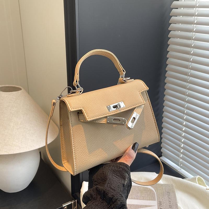 Выходная сумка женская 2025 новая сумка-мессенджер с высоким чувством осени и зимы популярная супер огонь сумка через плечо маленькая квадратная сумка