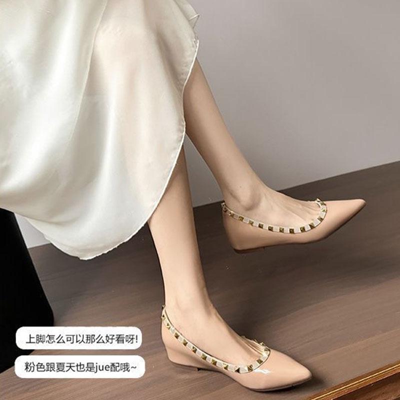 Внутреннее увеличение высоты на 5 см, заклепки, светлый горловина, телесный цвет, заостренный конец, мягкая лакированная кожа, французский темперамент, модные одинарные туфли, женские