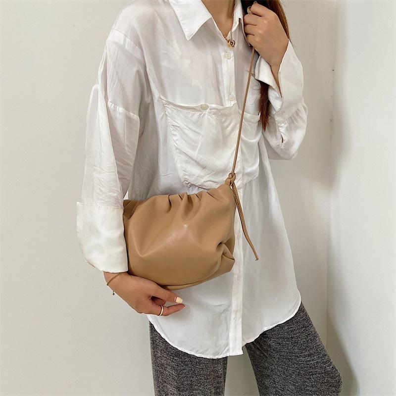 То же самое с новой сумкой на плечо 2021 года с толстой цепочкой и облачной сумкой