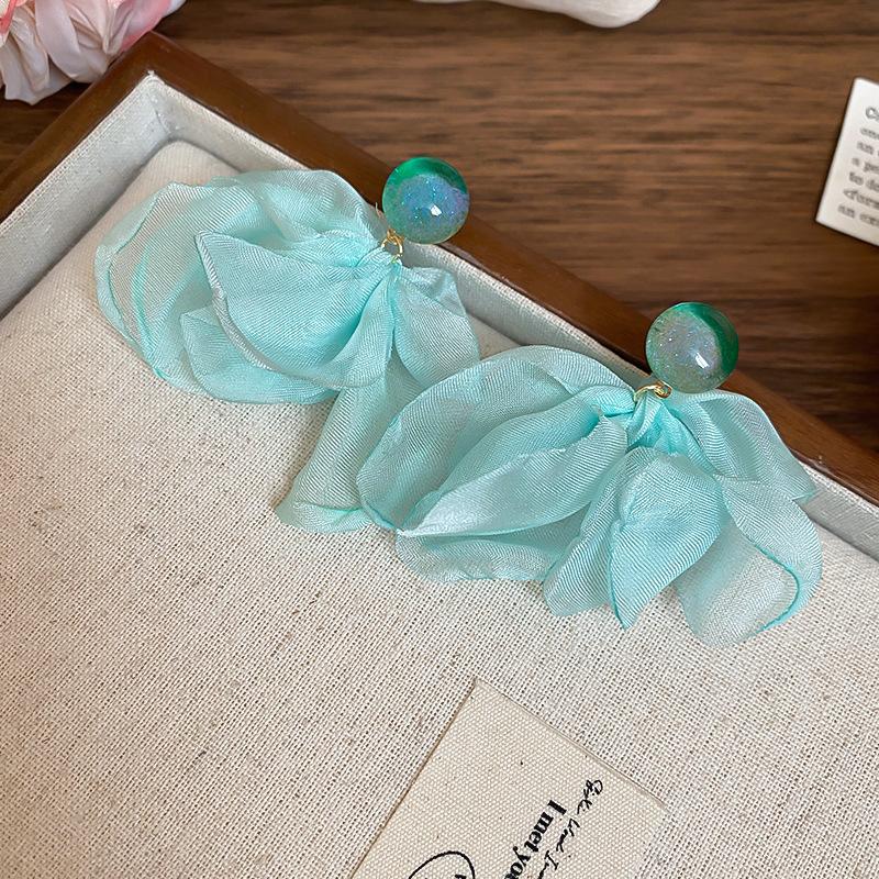 Серьги-гвоздики из ткани в виде цветка «Серебряная игла» со стеклянной бахромой, средние, с антикварным темпераментом, дизайнерские, нишевые