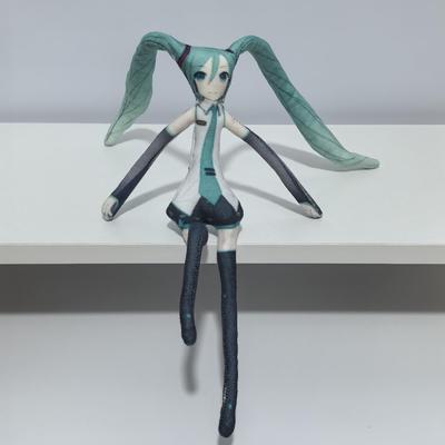 Доступна абстрактная плюшевая кукла Хатсунэ Мику с проволочным каркасом