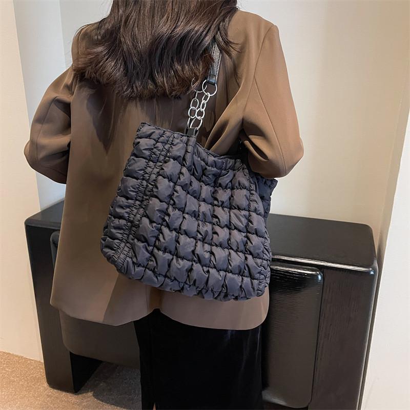 Large Capacity Quilted Nylon Tote Bag Soft Magnetic Closure Casual Street Style