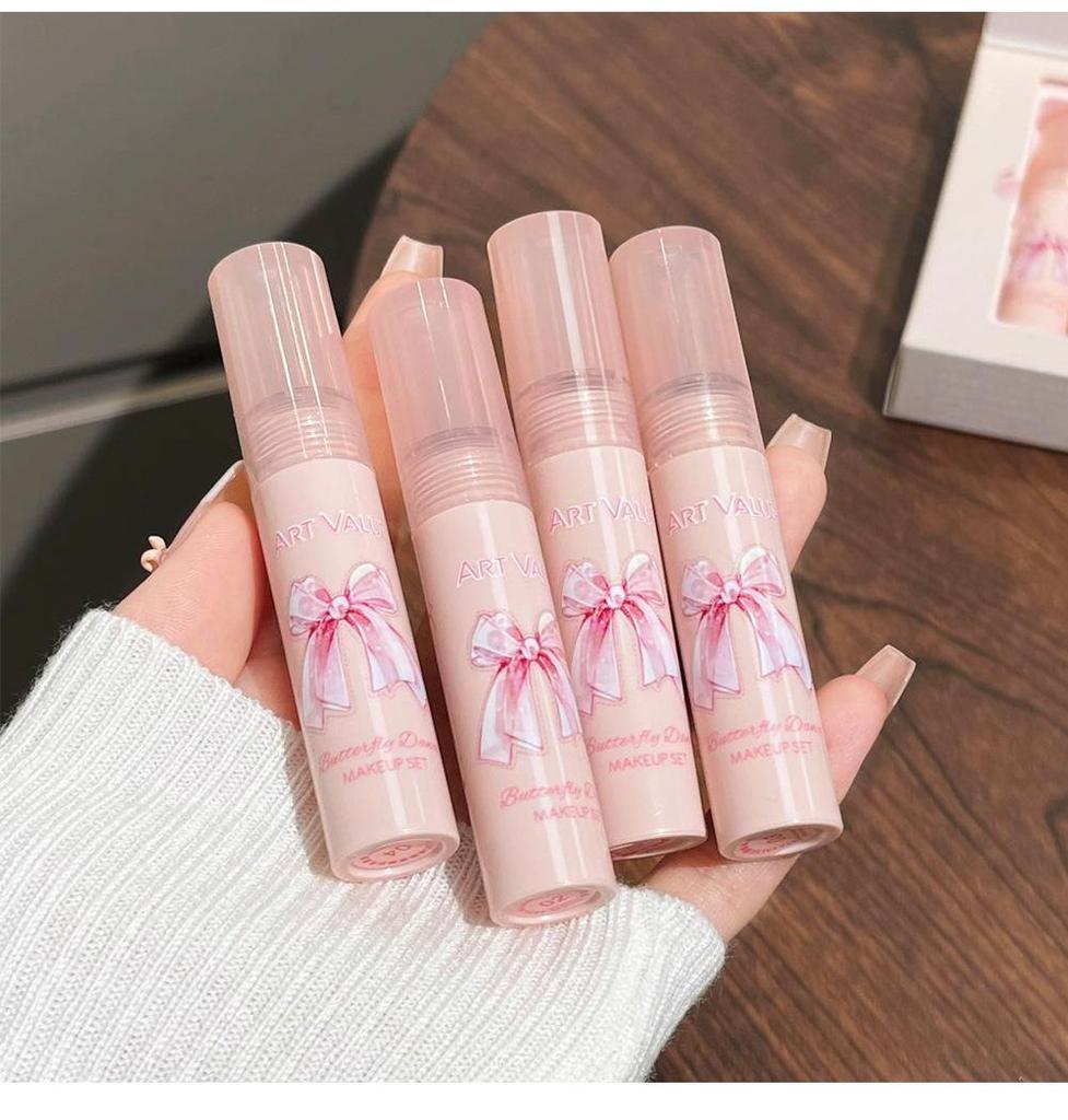 Коробка с цветными бабочками: Румяна-ожерелье и матовый блеск для губ набор из четырех предметов