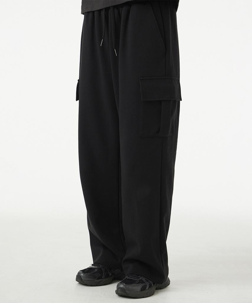 URBANAGE Single-Pleat Wide Cargo Sweatpants_Black